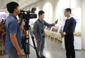 “在草地上飞翔”步三儿