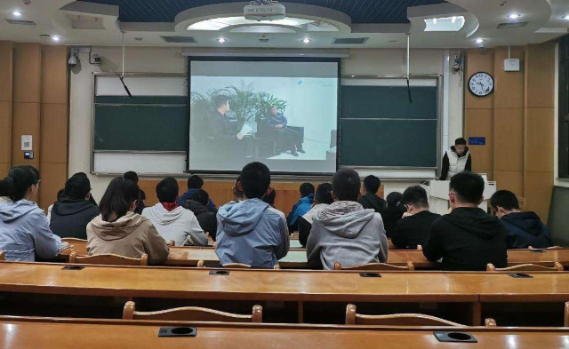 采取多种措施促进大学生村官成长