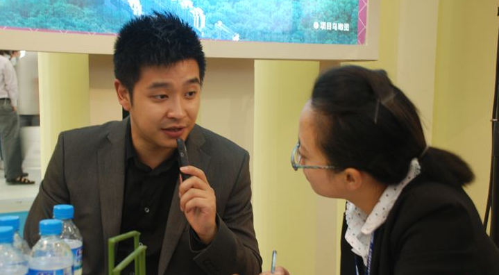交通警察在高考期间采取了更多的措施来确保城市地区的交通畅通